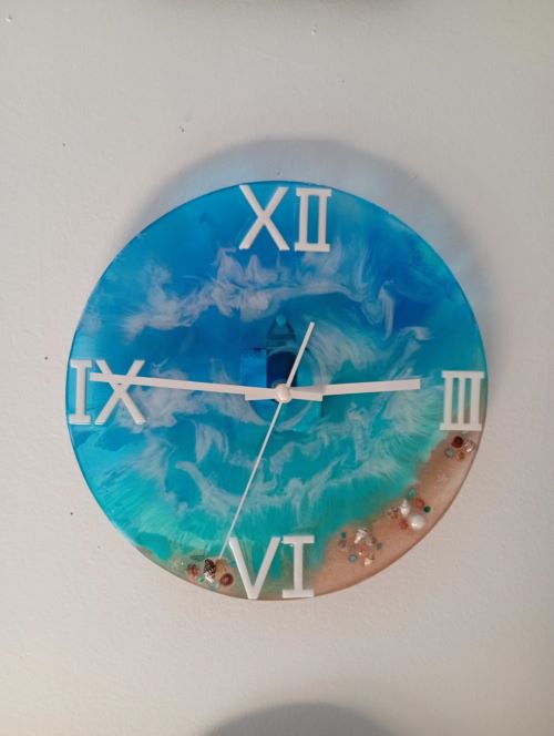 Hodiny z pryskyřice