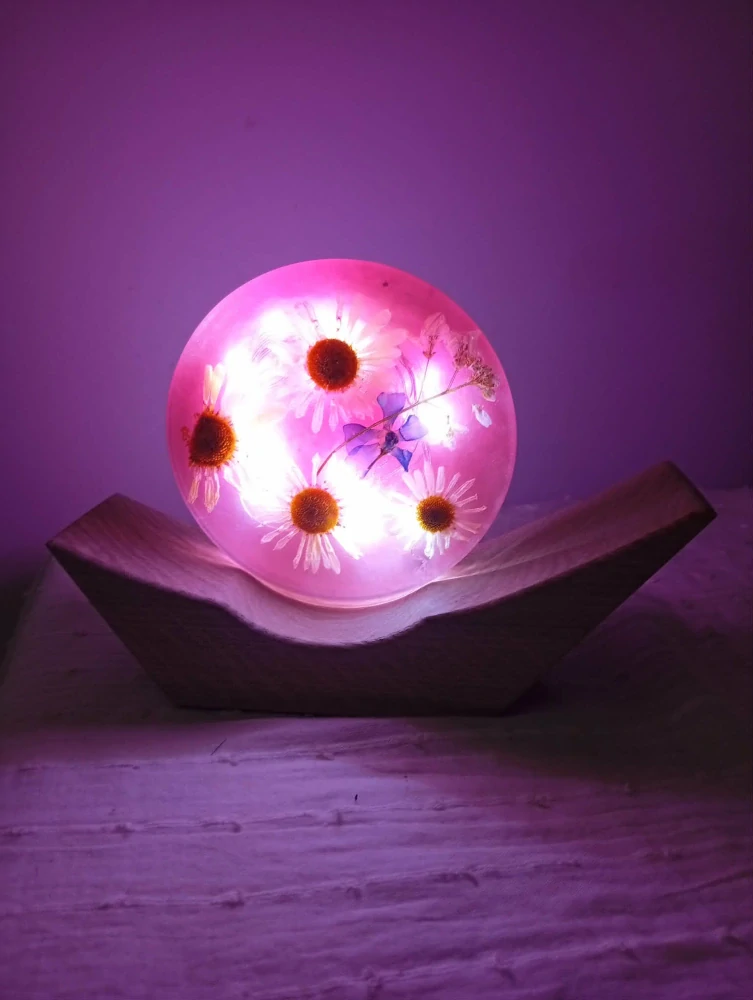 Květinová Lampa z pryskyřice Loďka Něha