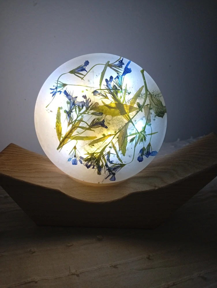 Lampa z pryskyřice Loďka Lobelky