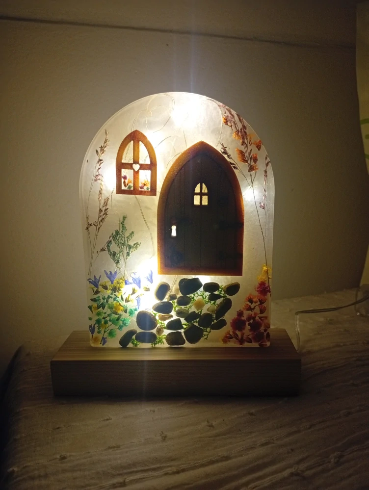 Lampa z pryskyřice - Kouzelný domeček
