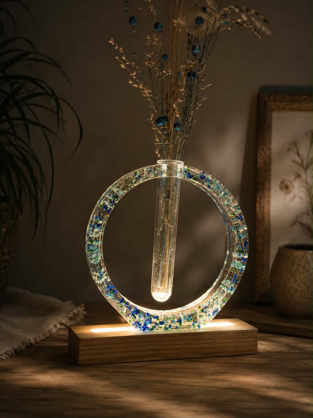 Květinová lampa - váza z pryskyřice s modrými květy - Modřinka