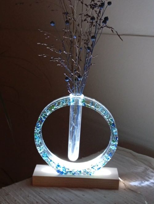 Květinová lampa - váza z pryskyřice s modrými květy - Modřinka